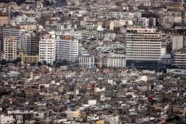 Image du Maroc Professionnelle de  Sur cette image réalisée le 12 Janvier 2009, on découvre au premier plan l’ancienne médina dont l’extension à l’Est de Casablanca a été bloqué par des constructions de plusieurs étages et ce depuis 1930, la nouvelle Horloge près de la place des nations Unies et à sa droite le premier bâtiment aux nombreux étages de l'hôtel Excelsior construit à partir de 1914. (Photo / Abdeljalil Bounhar) 